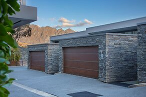 Panorama Terrace Apartments, Element Escapes