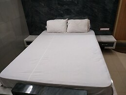 Iroomz Savitri Guest House