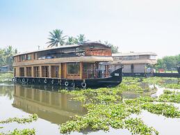 OYO 24920 Indraprastha Royal Castle Sharing Houseboat