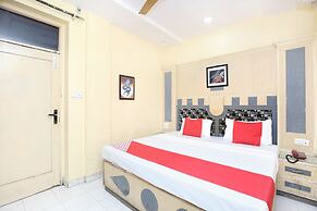 OYO 17430 Gulshah Hotel