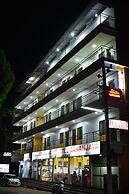 Iroomz Hotel Gananjaya - Hostel