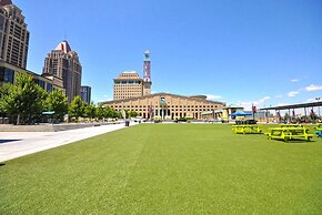 Sarkar Suites - 3888 Duke of York Blvd