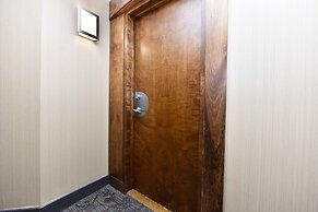 Sarkar Suites - 3888 Duke of York Blvd