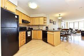 Sarkar Suites - 3888 Duke of York Blvd