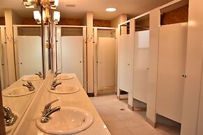 Party Hostel- Canmore Hotel Hostel