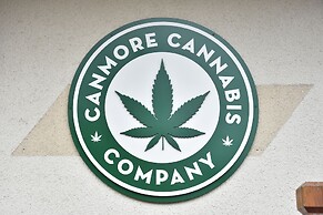 Party Hostel- Canmore Hotel Hostel