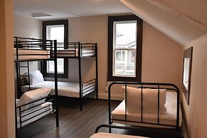 Party Hostel- Canmore Hotel Hostel