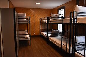 Party Hostel- Canmore Hotel Hostel