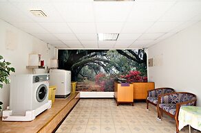 Beverly Commercial Motel