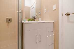 Takapuna Central Spacious & New Home 3