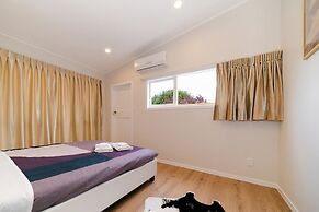 Takapuna Central Spacious & New Home 3
