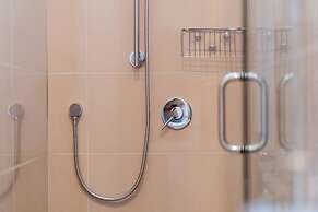 Takapuna Central Spacious & New Home 3