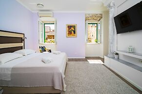 L U X E Split Luxury Rooms