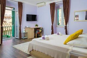 L U X E Split Luxury Rooms