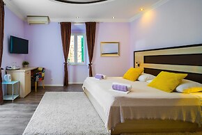 L U X E Split Luxury Rooms