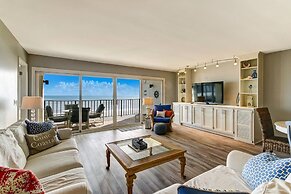 Beach Cottage Look Condo, Ocean View from Spacious Balcony by RedAwnin