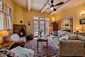 Antonia - Stylish Retreat, Blocks From Galleries and Restaurants of Ca