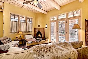 Antonia - Stylish Retreat, Blocks From Galleries and Restaurants of Ca