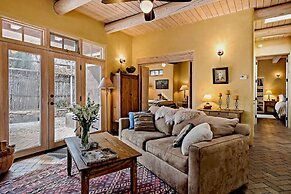 Antonia - Stylish Retreat, Blocks From Galleries and Restaurants of Ca