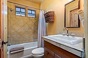 Antonia - Stylish Retreat, Blocks From Galleries and Restaurants of Ca