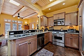 Antonia - Stylish Retreat, Blocks From Galleries and Restaurants of Ca