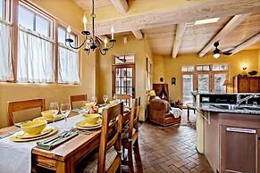 Antonia - Stylish Retreat, Blocks From Galleries and Restaurants of Ca