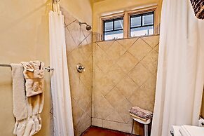 Antonia - Stylish Retreat, Blocks From Galleries and Restaurants of Ca