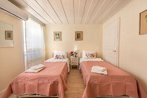 The Artist's Apartment By Konnect