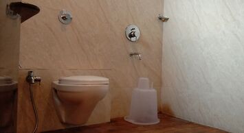 The JK Hotel - Opp Railway Station