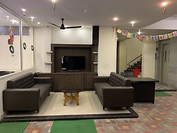 The JK Hotel - Opp Railway Station