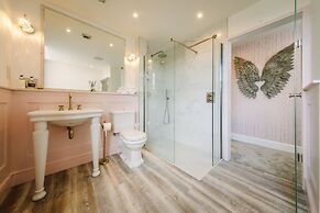 Absoluxe Suites