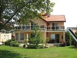 Sunshine Beach House  directly at the  lake