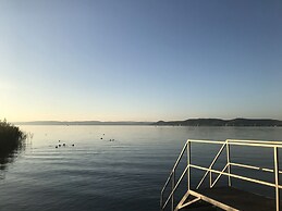 Sunshine Beach House  directly at the  lake