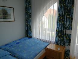 Sunshine Beach House  directly at the  lake