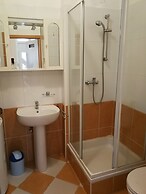 Sunshine Beach House  directly at the  lake