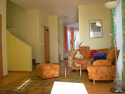 Sunshine Beach House  directly at the  lake