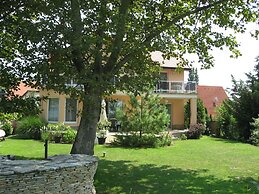 Sunshine Beach House  directly at the  lake