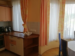 Sunshine Beach House  directly at the  lake