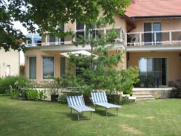 Sunshine Beach House  directly at the  lake