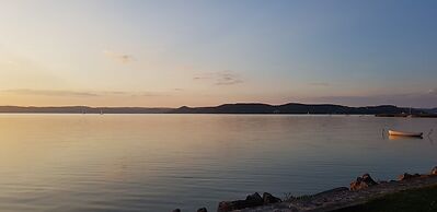 Sunshine Beach House  directly at the  lake