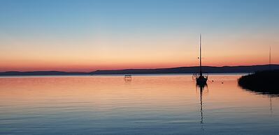 Sunshine Beach House  directly at the  lake
