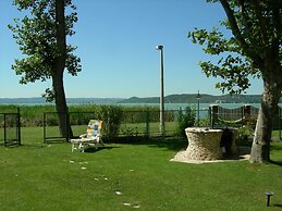 Sunshine Beach House  directly at the  lake