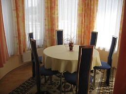 Sunshine Beach House  directly at the  lake