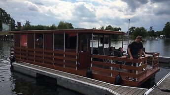 Hausboot Demmin an der Peene