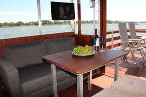 Hausboot Demmin an der Peene