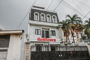 RedDoorz Plus @ Radio Dalam 2