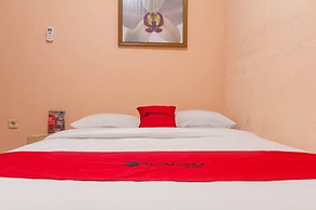 RedDoorz near Istana Plaza 2