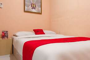 RedDoorz near Istana Plaza 2