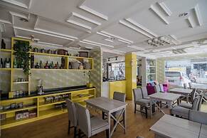 RedDoorz Plus near Mangga Besar Station 2