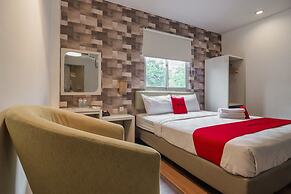RedDoorz Plus near Mangga Besar Station 2